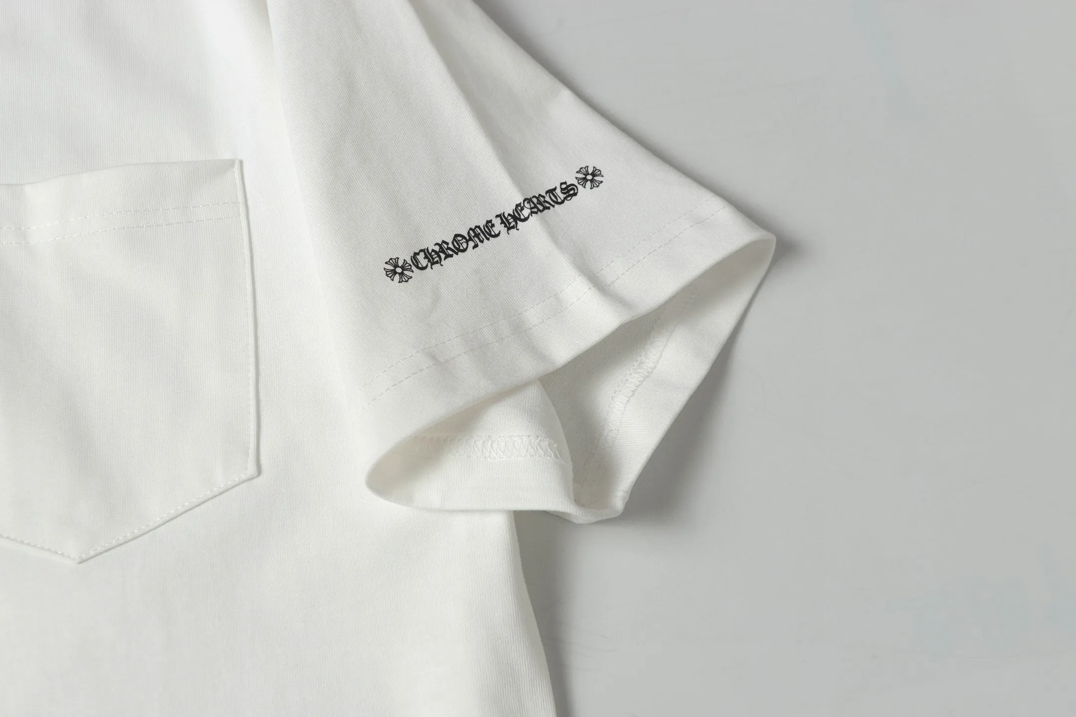 🅿️170 Chrome hearte/Chrome heart ch 25ss early spring new Sanskrit logo pocket short sleeves. A must-have item for daily commuting for men and women in light luxury. The correct version is welcome to compare. Detailed features ·280g 100% cotton double yarn jersey fabric ·Custom-dyed in the same cylinder, special thickened 32 counts double-strand 1x1 thread ·Double-needle cross-stitch technology ·Original main mark washed hangtag COLOUR: black white SIZE：xs s m l